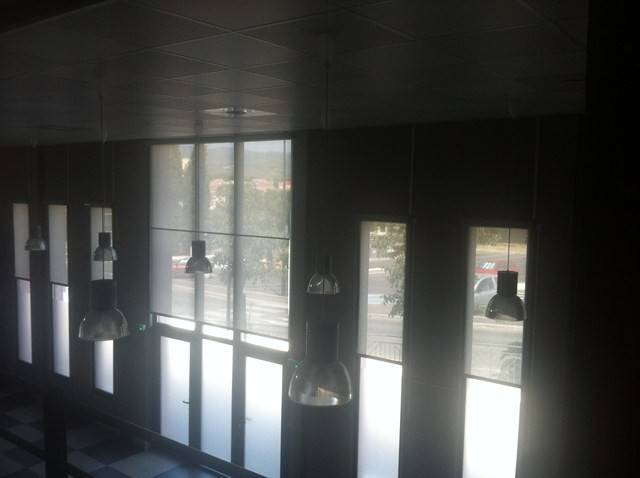 store d’intérieur motorisé tissus grille solaire ( lieux public )