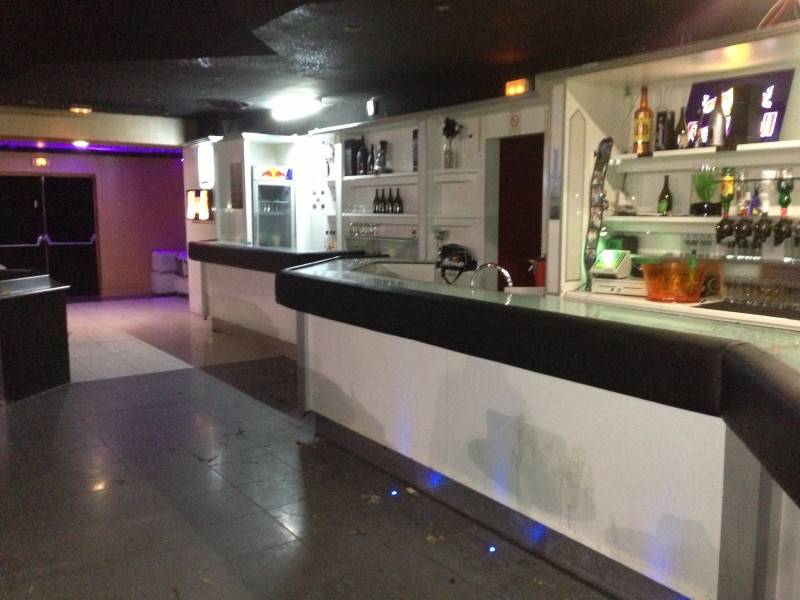 capitonnage de comptoir de boite  de nuit