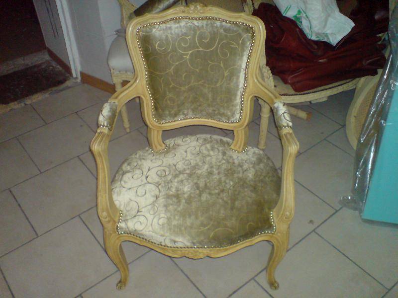 Réfection d'un fauteuil style louis xv en velours pour un client de Marseille 13008